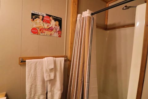 Mountain Cabin in woods 3 minutes to Helen #13 Cabin in White County