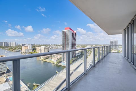 Walk to Hollywood Beach Upscale 16th-Floor Condo Apartment in Hollywood Beach