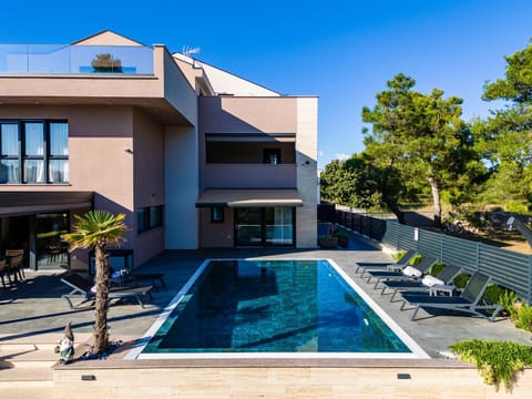 Property building, Patio, Facade/entrance, Garden, Seating area, Landmark view, Pool view, Area and facilities, Swimming pool