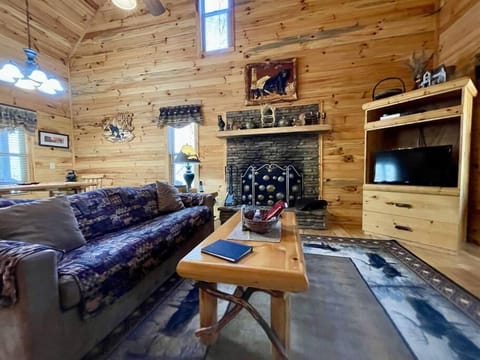 2 bed Cabin HOT TUB close to Helen #16 Cabin in White County