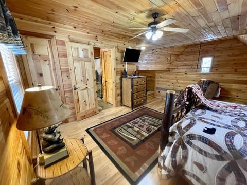 2 bed Cabin HOT TUB close to Helen #16 Cabin in White County