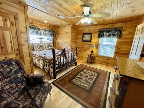 2 bed Cabin HOT TUB close to Helen #16 Cabin in White County