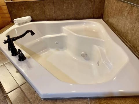 2 bed Cabin HOT TUB close to Helen #16 Cabin in White County