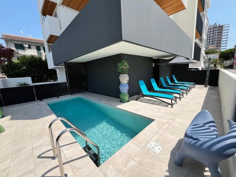 Day, Swimming pool, sunbed