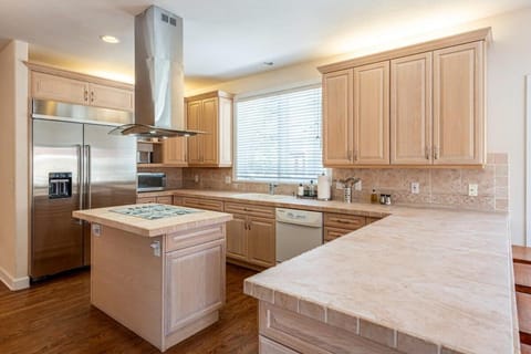 Luxurious 4BR Retreat - Pool Table & Chic Amenities House in Boulder