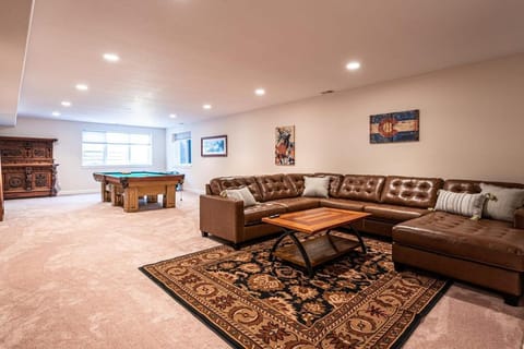 Luxurious 4BR Retreat - Pool Table & Chic Amenities House in Boulder