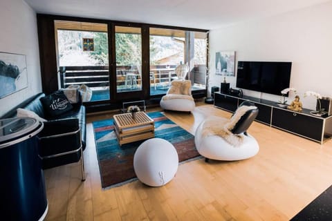 Communal lounge/ TV room, TV and multimedia, Living room, Seating area, Evening entertainment