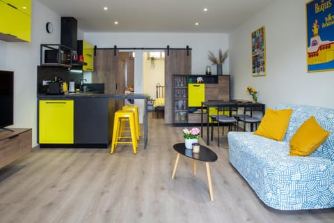Living room, Seating area, Dining area