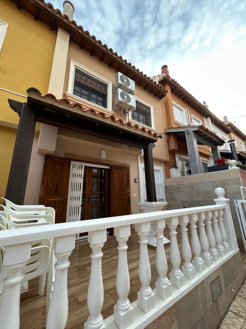 Facade/entrance, Balcony/Terrace, Lobby or reception
