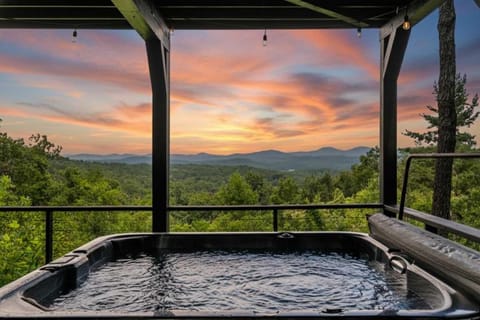 Top of the Mountain Breathtaking Views Hot Tub House in Blue Ridge