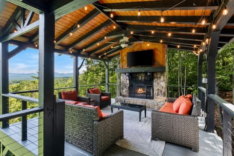 Top of the Mountain Breathtaking Views Hot Tub House in Blue Ridge