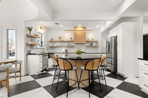 10 Min 2 Downtown, Heated Pool, Hot Tub, Putt Putt House in San Antonio