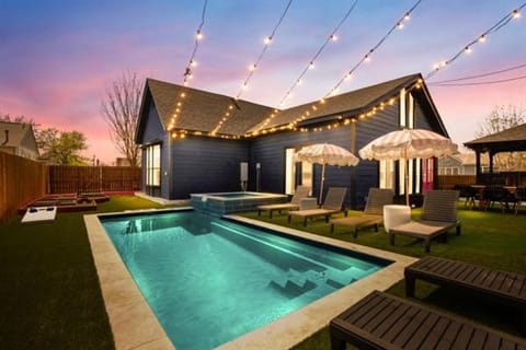 10 Min 2 Downtown, Heated Pool, Hot Tub, Putt Putt House in San Antonio