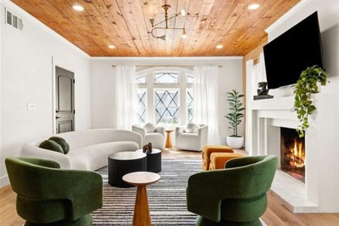 10 Min 2 Downtown, Heated Pool, Hot Tub, Putt Putt House in San Antonio