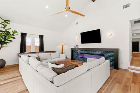 10 Min 2 Downtown, Heated Pool, Hot Tub, Putt Putt House in San Antonio