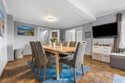 Communal lounge/ TV room, TV and multimedia, Kitchen or kitchenette, Living room, Seating area, Dining area, Evening entertainment