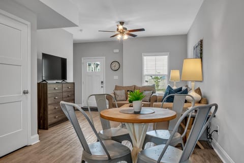 TV and multimedia, Living room, Seating area, Dining area, fireplace