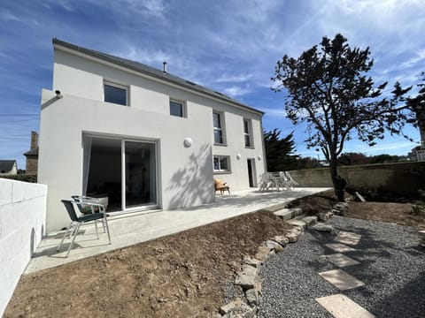Villa moderne 5 chambres au bord de la plage avec parking inclus - FR-1-361-540 House in Jullouville