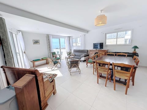 Villa moderne 5 chambres au bord de la plage avec parking inclus - FR-1-361-540 House in Jullouville
