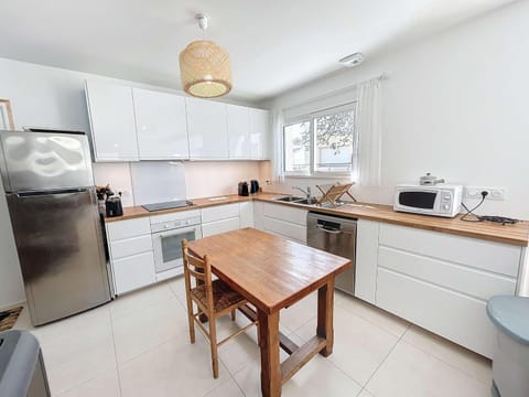 Villa moderne 5 chambres au bord de la plage avec parking inclus - FR-1-361-540 House in Jullouville