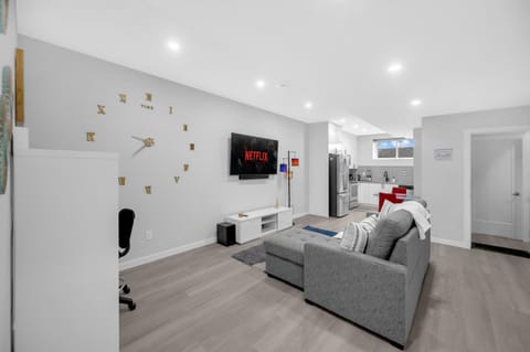 TV and multimedia, Living room, Seating area, Evening entertainment
