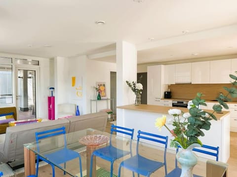 Kitchen or kitchenette, Seating area, Dining area