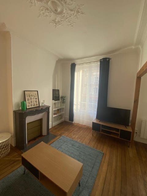 Communal lounge/ TV room, TV and multimedia, Living room, Seating area, hair dresser