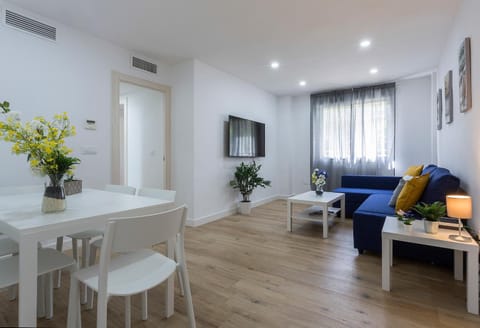 TV and multimedia, Living room, Seating area, Dining area