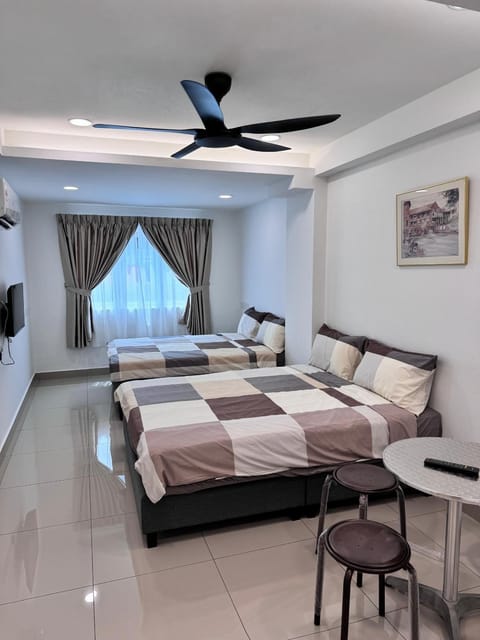 Bed, TV and multimedia, Photo of the whole room, Seating area, Bedroom, air conditioner