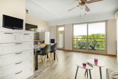 Communal lounge/ TV room, Dining area