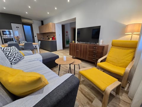 TV and multimedia, Kitchen or kitchenette, Living room, Photo of the whole room, Seating area