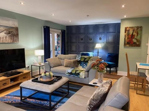 TV and multimedia, Living room, Seating area, Evening entertainment