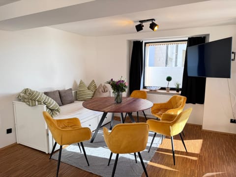 TV and multimedia, Living room, Seating area, Dining area