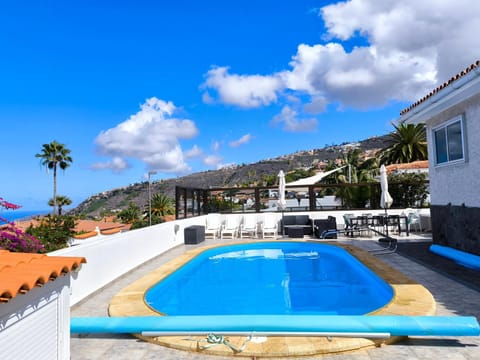 Mountain view, Pool view, Swimming pool, sunbed