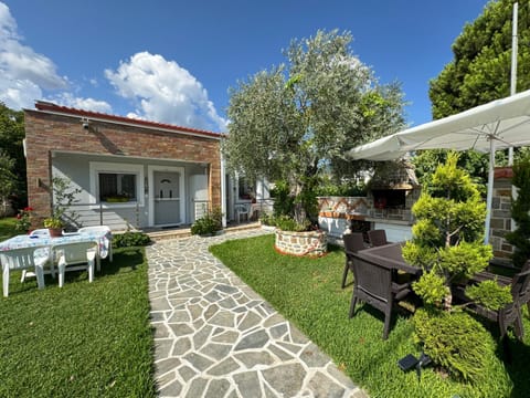 Property building, Day, Garden, Dining area, Garden view