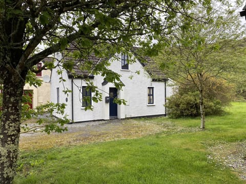 Property building, Facade/entrance, Garden view, Parking