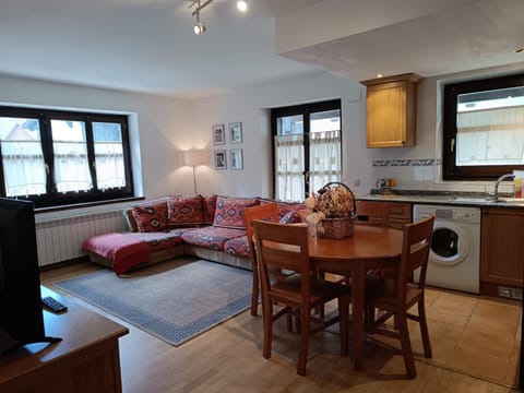 Kitchen or kitchenette, Seating area, Dining area