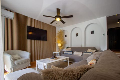 Communal lounge/ TV room, TV and multimedia, Living room, Seating area, Evening entertainment, air conditioner