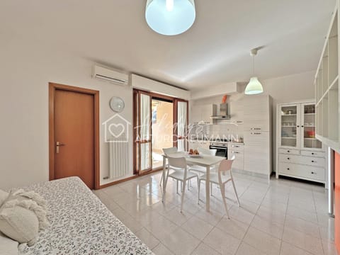 Bed, Kitchen or kitchenette, Living room, Dining area, stove