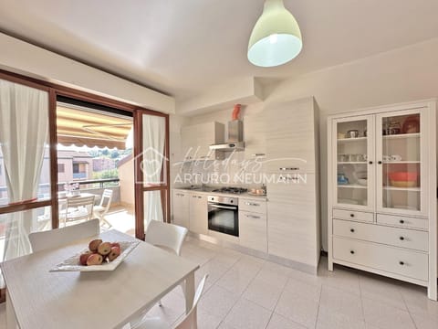 Kitchen or kitchenette, Dining area, oven, stove