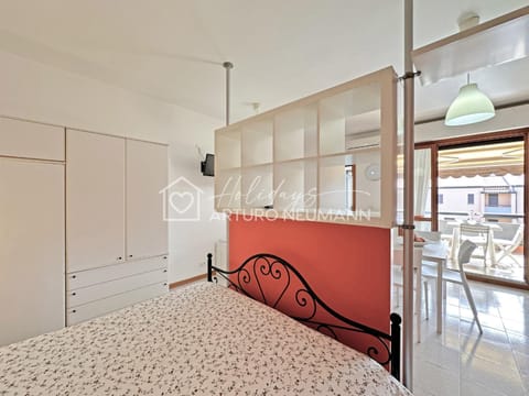 Bed, Kitchen or kitchenette, Photo of the whole room, Bedroom, wardrobe