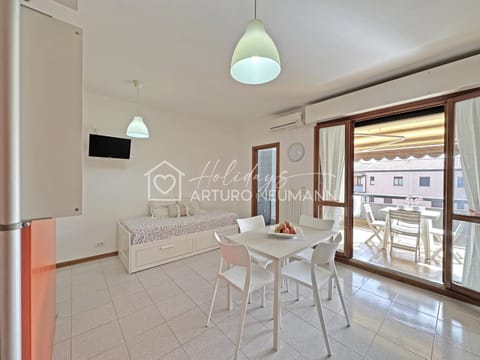 TV and multimedia, View (from property/room), Balcony/Terrace, Living room, Seating area, Dining area