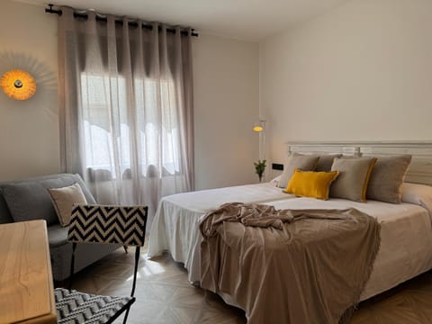 Bed, Photo of the whole room, Seating area, Bedroom