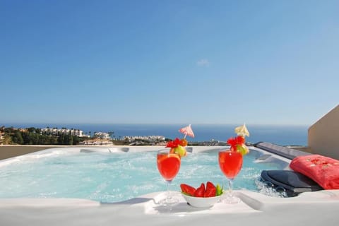 Sea View Penthouse with Private Jacuzzi & Huge Terrace , Cala 4 Apartment in Sitio de Calahonda