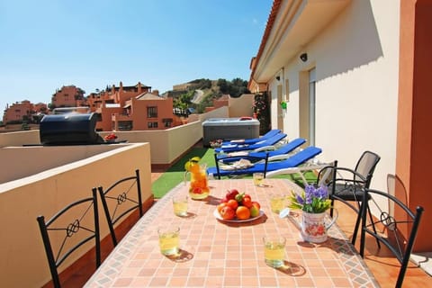 Sea View Penthouse with Private Jacuzzi & Huge Terrace , Cala 4 Apartment in Sitio de Calahonda