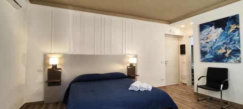 Bed, TV and multimedia, Photo of the whole room, Bedroom