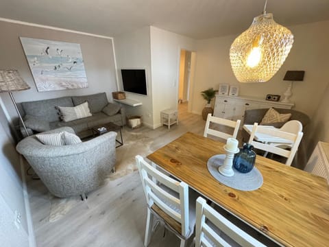 TV and multimedia, Living room, Photo of the whole room, Seating area, Dining area