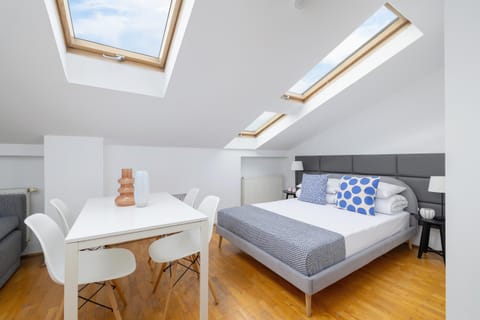 Bed, Living room, Photo of the whole room, Seating area, Dining area, Bedroom, hair dresser