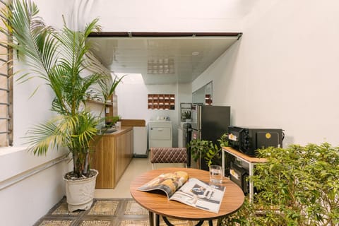 Kitchen or kitchenette, Seating area, Dining area, Food, Garden view, oven