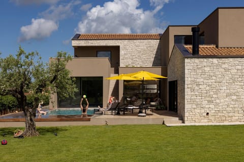 Property building, Patio, Day, Balcony/Terrace, Seating area, Pool view, Swimming pool, Open Air Bath, sunbed